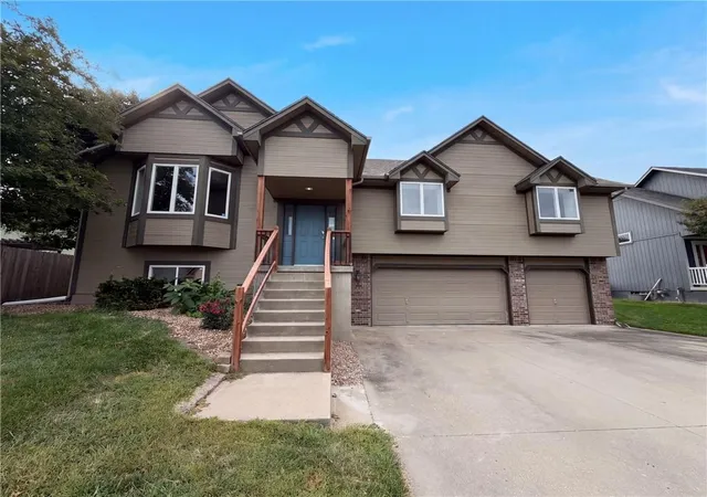 Photo 1 of Single family home for sale at 403 S Lakeshore Dr, Raymore, MO 64083 | MLS# 2638694 | Listing updated on 2026-10-06