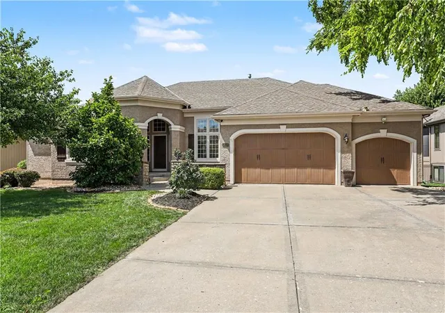 Photo 2 of Sale Pending at 1616 Ne Daltons Ridge Dr, Lee's Summit, MO 64064 | MLS# 2638701 | Listing updated on 2026-09-24