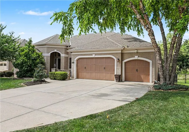 Photo 3 of Sale Pending at 1616 Ne Daltons Ridge Dr, Lee's Summit, MO 64064 | MLS# 2638701 | Listing updated on 2026-09-24