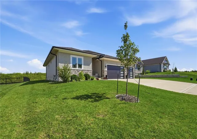 Photo 3 of Sale Pending at 1604 Sw 27Th St, Lee's Summit, MO 64082 | MLS# 2638708 | Listing updated on 2026-09-01