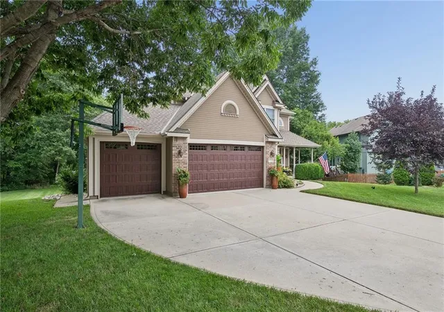 Photo 3 of Single family home for sale at 1721 Parkside Dr, Liberty, MO 64068 | MLS# 2638711 | Listing updated on 2026-09-30