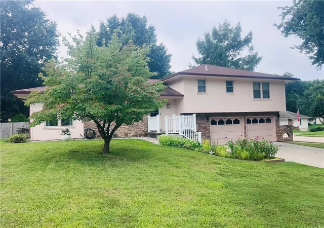 Photo 3 of Sale Pending at 2902 Derven Ct, St Joseph, MO 64506 | MLS# 2638715 | Listing updated on 2026-09-26