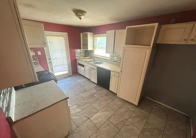 Photo 4 of Single family home for sale at 3621 E 46Th Ter, Kansas City, MO 64130 | MLS# 2638722 | Listing updated on 2026-08-27