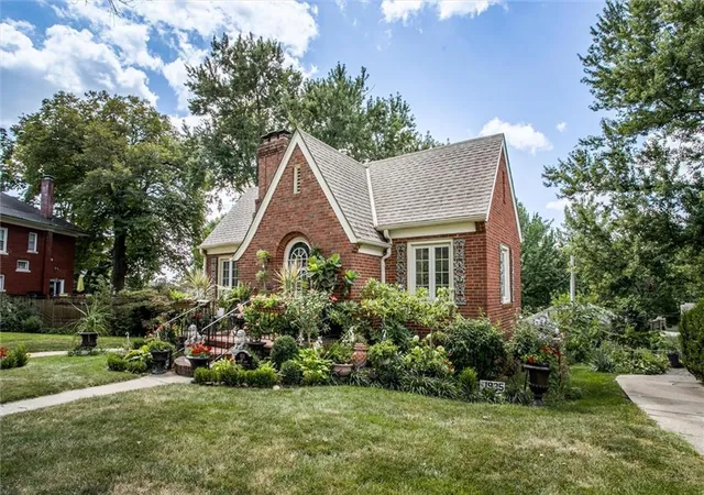 Photo 2 of Single family home for sale at 904 Ashland Ct, St Joseph, MO 64506 | MLS# 2638739 | Listing updated on 2026-09-05