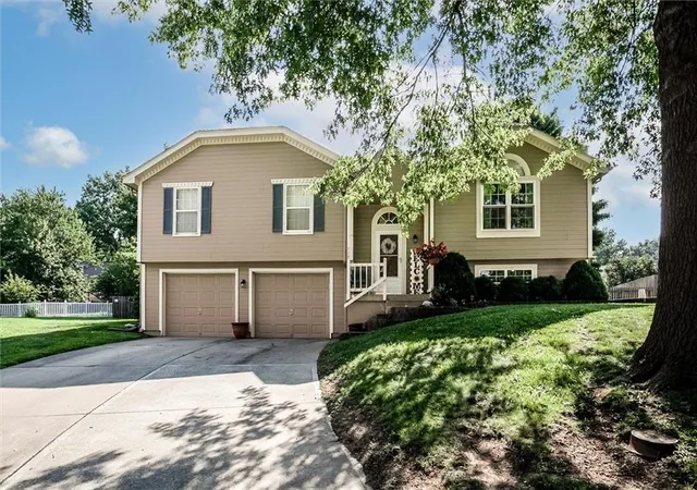 Photo 2 of Sale Pending at 717 Se Pierre Ct, Lee's Summit, MO 64063 | MLS# 2638742 | Listing updated on 2026-09-22