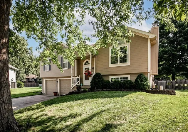 Photo 3 of Sale Pending at 717 Se Pierre Ct, Lee's Summit, MO 64063 | MLS# 2638742 | Listing updated on 2026-09-22