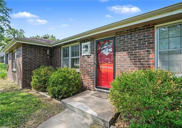 Photo 2 of Sale Pending at 6412 County Line Rd, Kansas City, KS 66106 | MLS# 2638759 | Listing updated on 2026-09-20