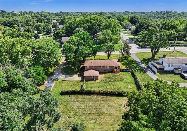 Photo 3 of Sale Pending at 6412 County Line Rd, Kansas City, KS 66106 | MLS# 2638759 | Listing updated on 2026-09-20