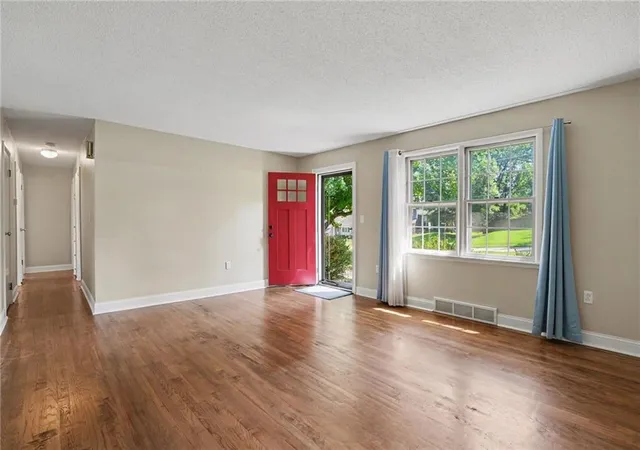 Photo 3 of Sale Pending at 6412 County Line Rd, Kansas City, KS 66106 | MLS# 2638759 | Listing updated on 2026-09-20
