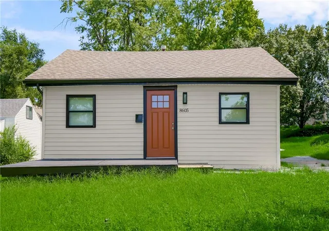 2nd image of 8605 Wayne Ave, Kansas City, MO 64131 | MLS# 2638760