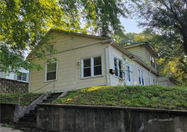 Photo 1 of Single family home for sale at 2425 S 15th St, St Joseph, MO 64503 | MLS# 2638762 | Listing updated on 2026-08-28