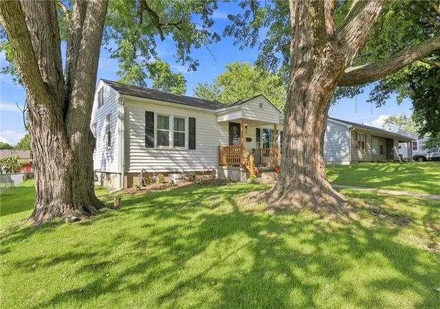 Photo 3 of Sale Pending at 530 Pennsylvania Ave, Leavenworth, KS 66048 | MLS# 2638774 | Listing updated on 2026-08-29