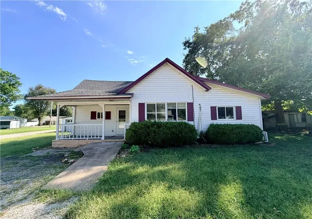 Photo 1 of Single family home for sale at 923 E Walnut St, Rich Hill, MO 64779 | MLS# 2638781 | Listing updated on 2026-09-21
