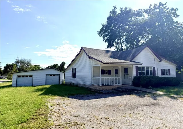 Photo 3 of Sale Pending at 923 E Walnut St, Rich Hill, MO 64779 | MLS# 2638781 | Listing updated on 2026-10-17