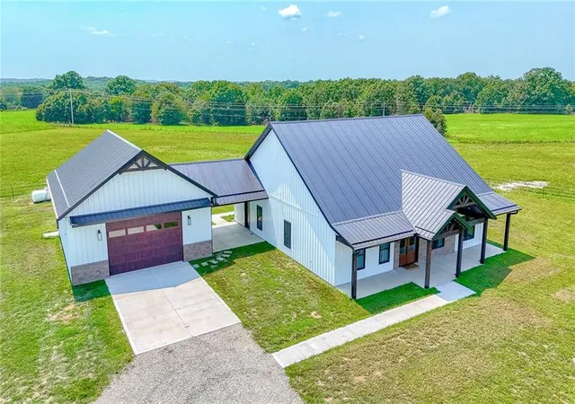 Photo 2 of Single family home for sale at 4674 Nw B Hwy, Appleton City, MO 64724 | MLS# 2638794 | Listing updated on 2026-09-04