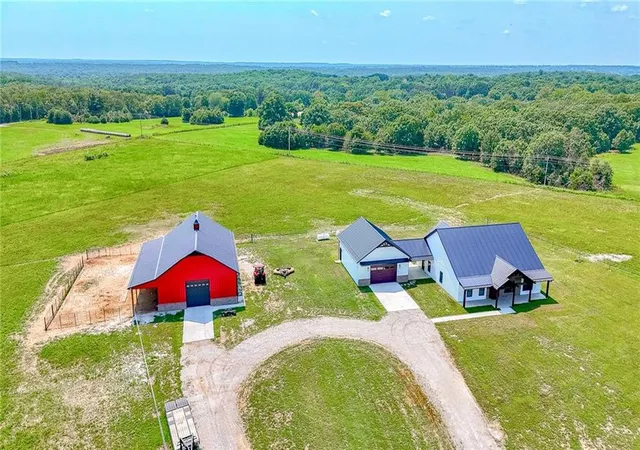 Photo 3 of Single family home for sale at 4674 Nw B Hwy, Appleton City, MO 64724 | MLS# 2638794 | Listing updated on 2026-09-04