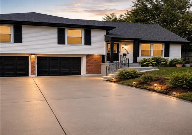 Photo 2 of Sale Pending at 8006 E 105th St, Kansas City, MO 64134 | MLS# 2638796 | Listing updated on 2026-09-02