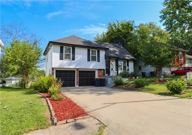 Photo 3 of Sale Pending at 8006 E 105th St, Kansas City, MO 64134 | MLS# 2638796 | Listing updated on 2026-09-02