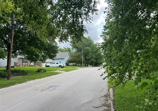 5th image of 704 E 3rd St, Cameron, MO 64429 | MLS# 2638804