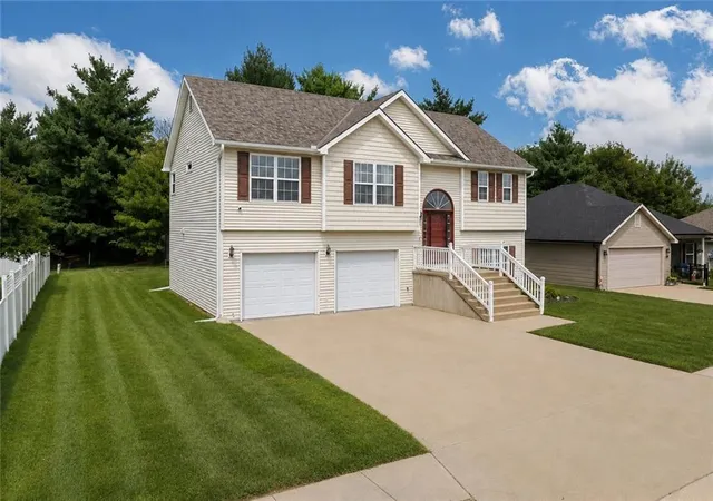 Photo 2 of Sale Pending at 2603 Meadow Ridge Dr, St Joseph, MO 64504 | MLS# 2638813 | Listing updated on 2026-09-16