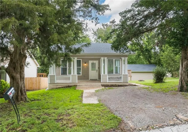 Single family home for sale at 3207 Scott St, Saint Joseph, MO 64507 | MLS# 2638814