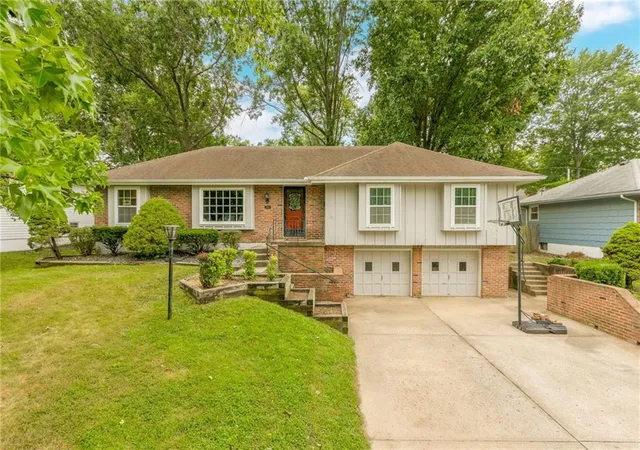 Photo 2 of Sale Pending at 1713 Ne 69th Ter, Gladstone, MO 64118 | MLS# 2638822 | Listing updated on 2026-09-05