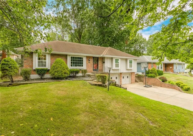 Photo 2 of Sale Pending at 1713 Ne 69Th Ter, Gladstone, MO 64118 | MLS# 2638822 | Listing updated on 2026-09-05