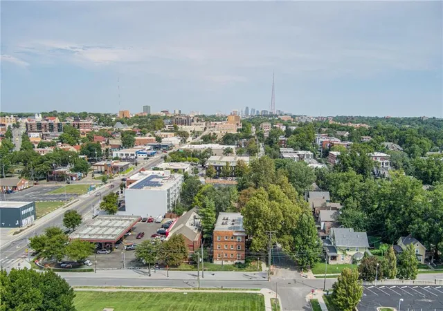 Listing Photo 2 - Condo for sale in building located at 4328 Walnut St, Kansas, MO 64111 - Unit #2A