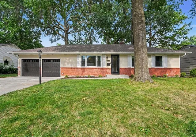 Photo 2 of Sale Pending at 4937 Ne Gladstone Ave, Kansas City, MO 64119 | MLS# 2638858 | Listing updated on 2026-09-01