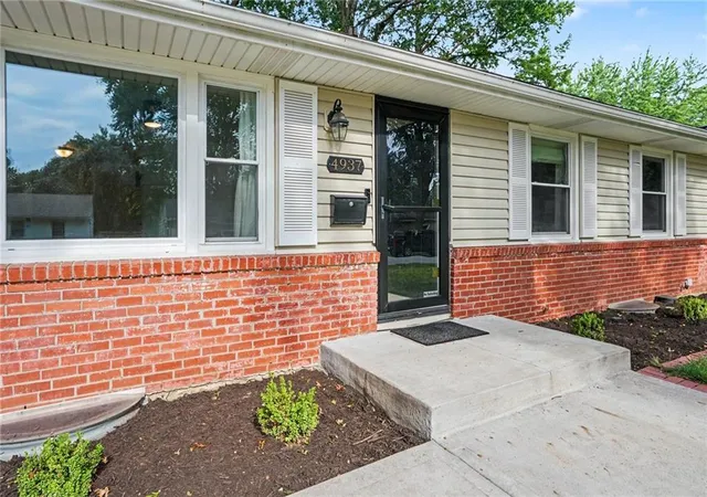 Photo 3 of Sale Pending at 4937 Ne Gladstone Ave, Kansas City, MO 64119 | MLS# 2638858 | Listing updated on 2026-09-01