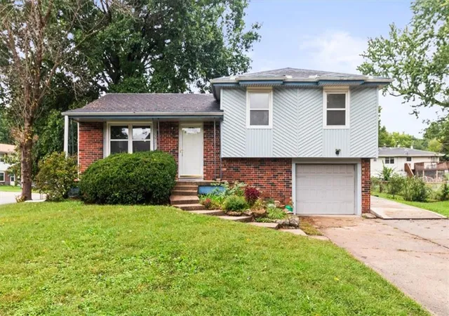 Single family home for sale at 5200 Ne 56Th Pl, Kansas City, MO 64119 | MLS# 2638861