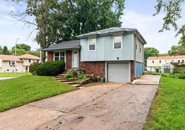 Photo 1 of Single family home for sale at 5200 Ne 56Th Pl, Kansas City, MO 64119 | MLS# 2638861 | Listing updated on 2026-10-03
