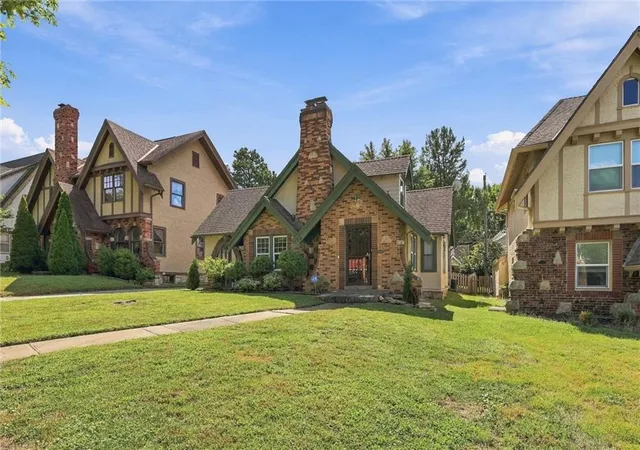 Photo 3 of Sale Pending at 405 E Gregory Blvd, Kansas City, MO 64131 | MLS# 2638867 | Listing updated on 2026-09-22