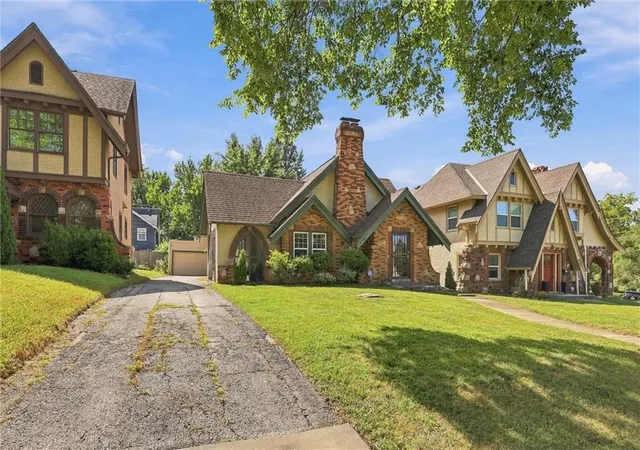 Photo 3 of Sale Pending at 405 E Gregory Blvd, Kansas City, MO 64131 | MLS# 2638867 | Listing updated on 2026-09-22