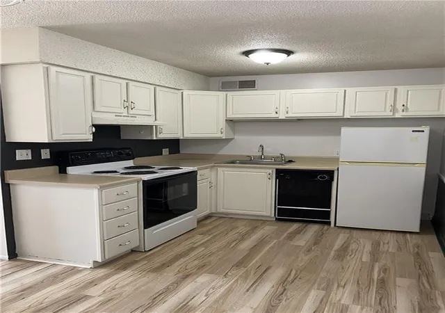 Listing Photo 3 - Condo for sale in building located at 2811 Pembroke Ln, St Joseph, MO 64506 - Unit #C-25