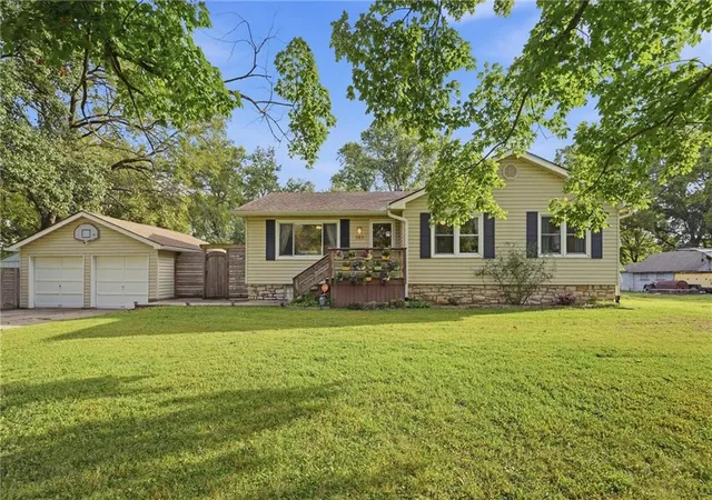 Photo 1 of Sale Pending at 11811 E 53 St, Kansas City, MO 64133 | MLS# 2638888 | Listing updated on 2026-10-01