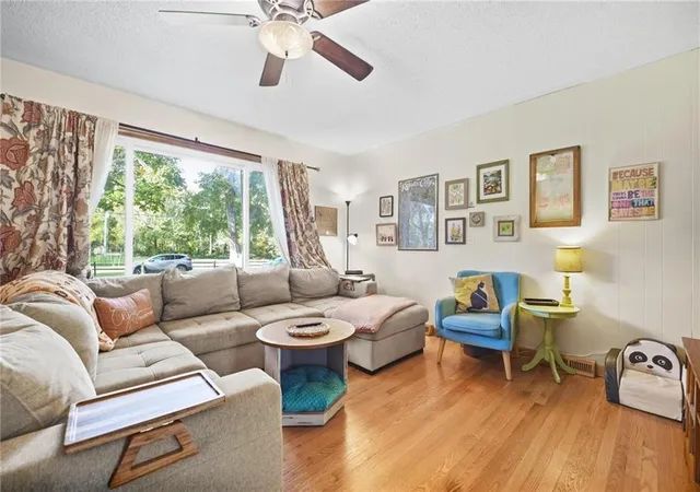 Photo 3 of Sale Pending at 11811 E 53 St, Kansas City, MO 64133 | MLS# 2638888 | Listing updated on 2026-10-01