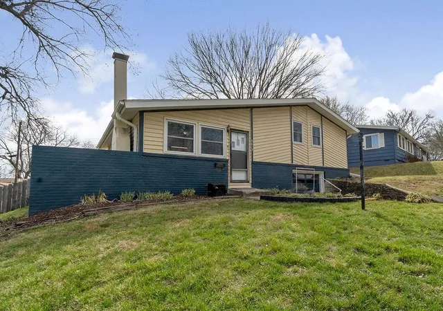 Photo 2 of Single family home for sale at 5613 N Euclid Ave, Gladstone, MO 64118 | MLS# 2638899 | Listing updated on 2026-09-22
