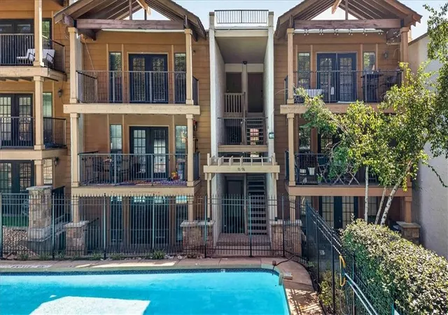 Photo 1 of Condo for sale at 4727 Jarboe St #91, Kansas City, MO 64112 | MLS# 2638928 | Listing updated on 2026-09-01