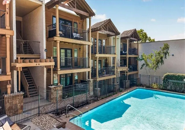 Photo 2 of Condo for sale at 4727 Jarboe St #91, Kansas City, MO 64112 | MLS# 2638928 | Listing updated on 2026-09-01