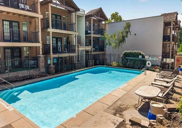Photo 3 of Condo for sale at 4727 Jarboe St #91, Kansas City, MO 64112 | MLS# 2638928 | Listing updated on 2026-09-01