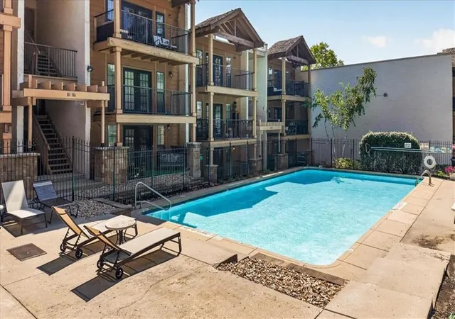 Listing Photo 4 - Condo for sale in building located at 4727 Jarboe St, Kansas, MO 64112 - Unit #91