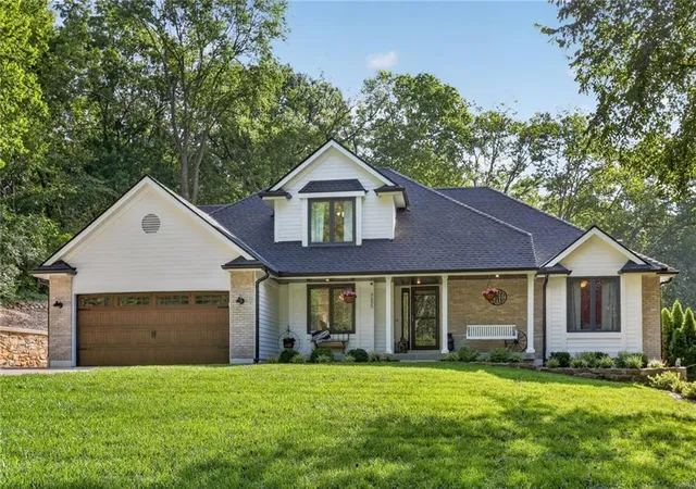 Photo 2 of Sale Pending at 7355 Nw Brightwell Rd, Parkville, MO 64152 | MLS# 2638934 | Listing updated on 2026-10-03
