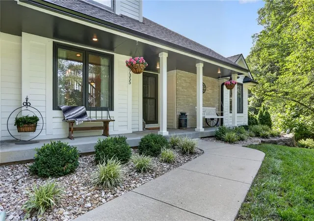 Photo 3 of Sale Pending at 7355 Nw Brightwell Rd, Parkville, MO 64152 | MLS# 2638934 | Listing updated on 2026-10-03
