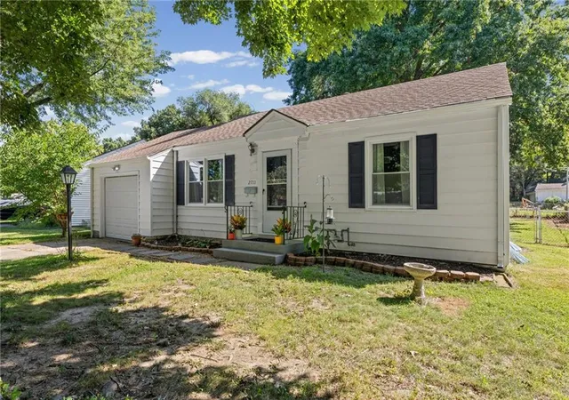 Photo 2 of Sale Pending at 2711 S Scott Ave, Independence, MO 64052 | MLS# 2638938 | Listing updated on 2026-08-31