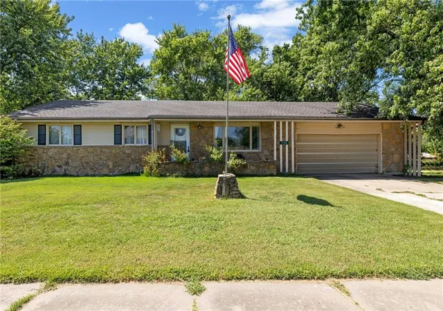1st image of 128 N Robey St, Williamsburg, KS 66095 | MLS# 2638942