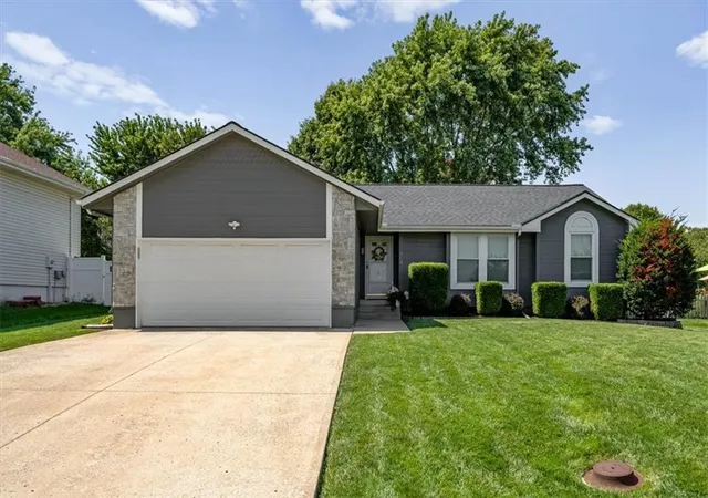 Photo 1 of Sale Pending at 654 Se Canterbury Ln, Lee's Summit, MO 64063 | MLS# 2638962 | Listing updated on 2026-09-12