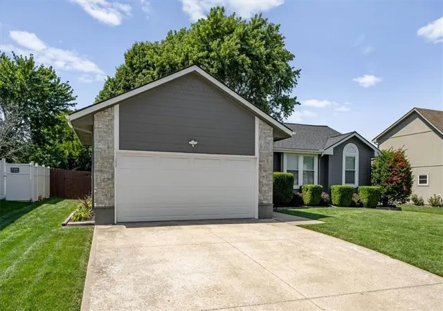 Photo 2 of Sale Pending at 654 Se Canterbury Ln, Lee's Summit, MO 64063 | MLS# 2638962 | Listing updated on 2026-09-12