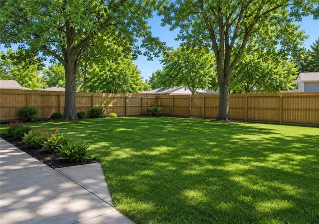 2nd image of 1203 Western St, Leavenworth, KS 66048 | MLS# 2638966