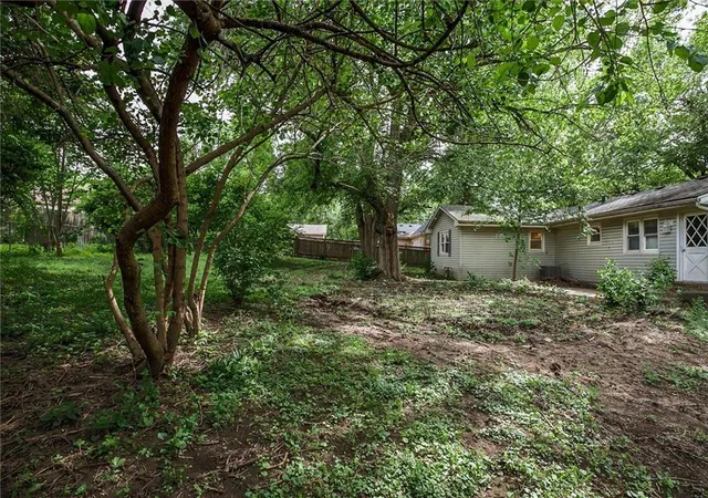 Photo 3 of Single family home for sale at 1203 Western St, Leavenworth, KS 66048 | MLS# 2638966 | Listing updated on 2026-08-29
